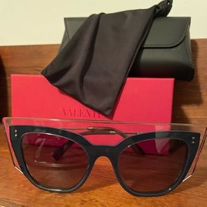 NIB Valentino Sunglasses 🖤